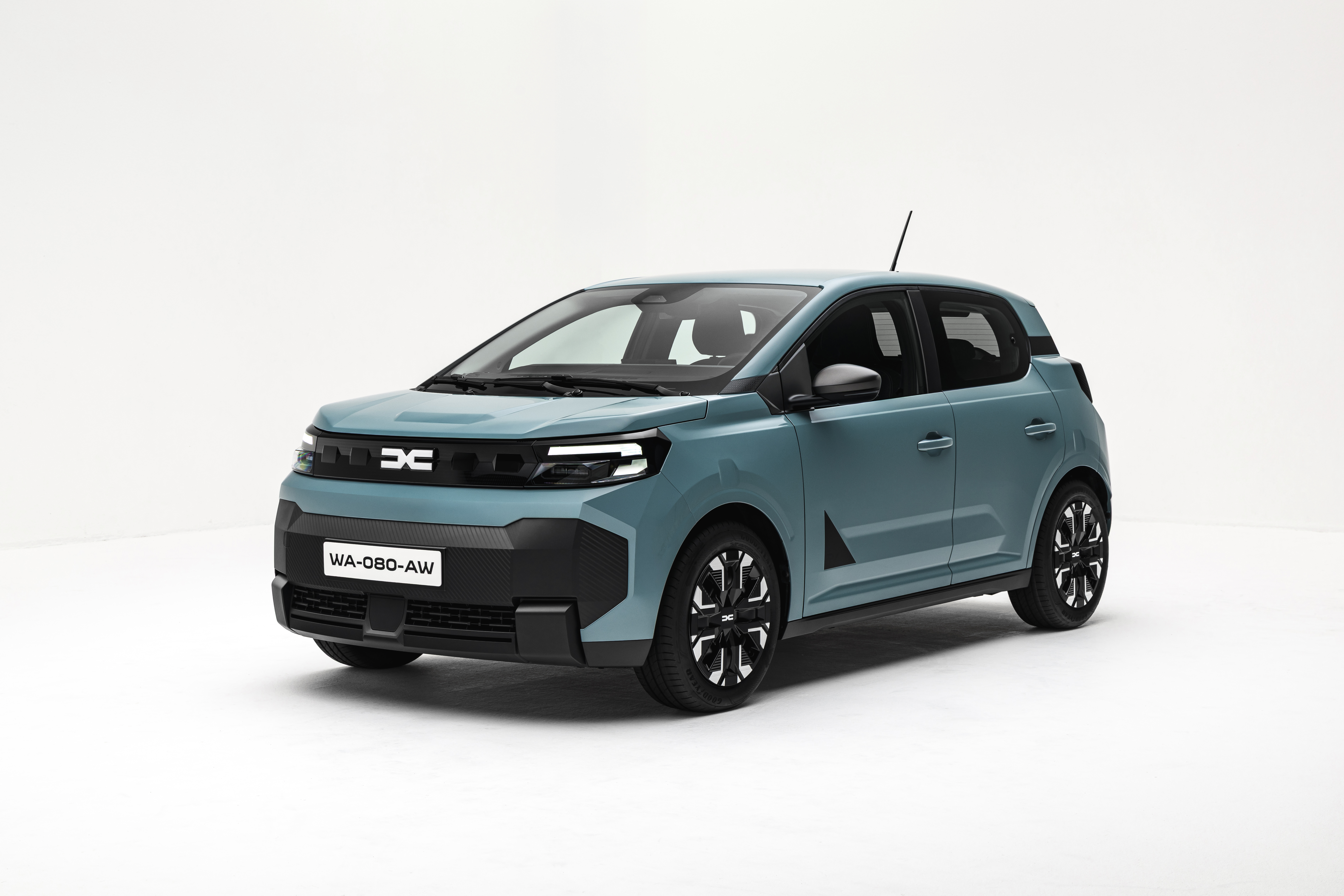 Noua Dacia Spring, în cifre și în cuvintele șefilor Dacia: 18.000 de euro preț de intrare, 250 km autonomie, portbagaj de 337 de litri și 18 cm în plus la lățime. Katrin Adt, CEO Dacia: „Va rămâne cea mai accesibilă mașină electrică”. Mihai Bordeanu: „O treime din electricele din România poartă sigla Dacia”
