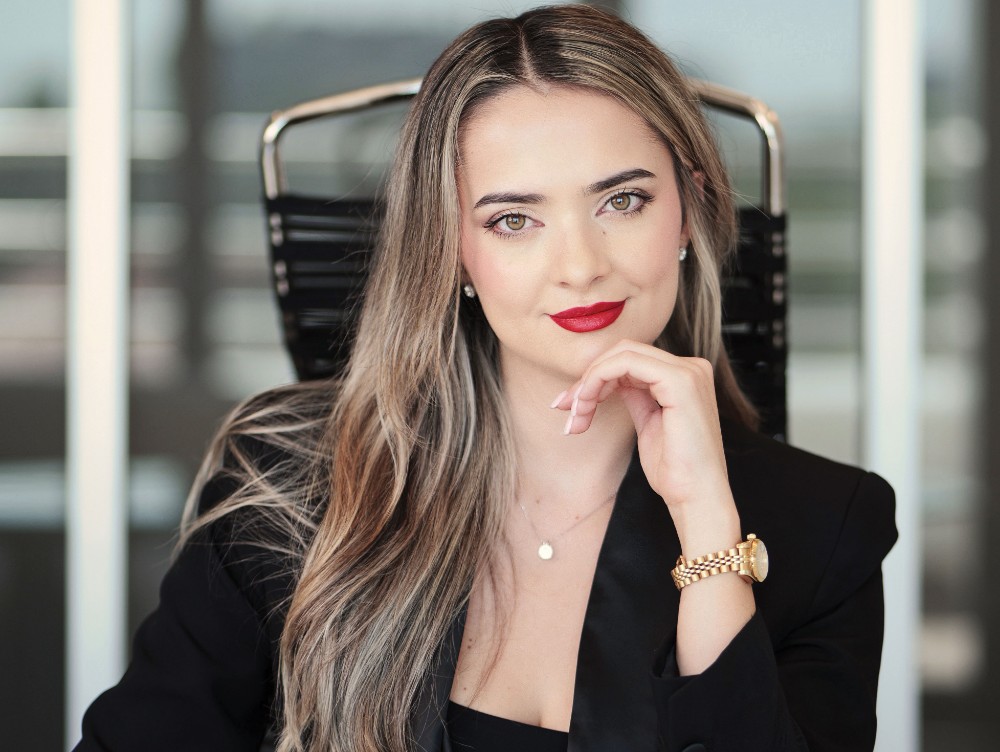 Cine este tânăra care este şi doctor, şi antreprenor şi care conduce businessul românesc de suplimente fondat de părinţii săi acum peste 30 de ani