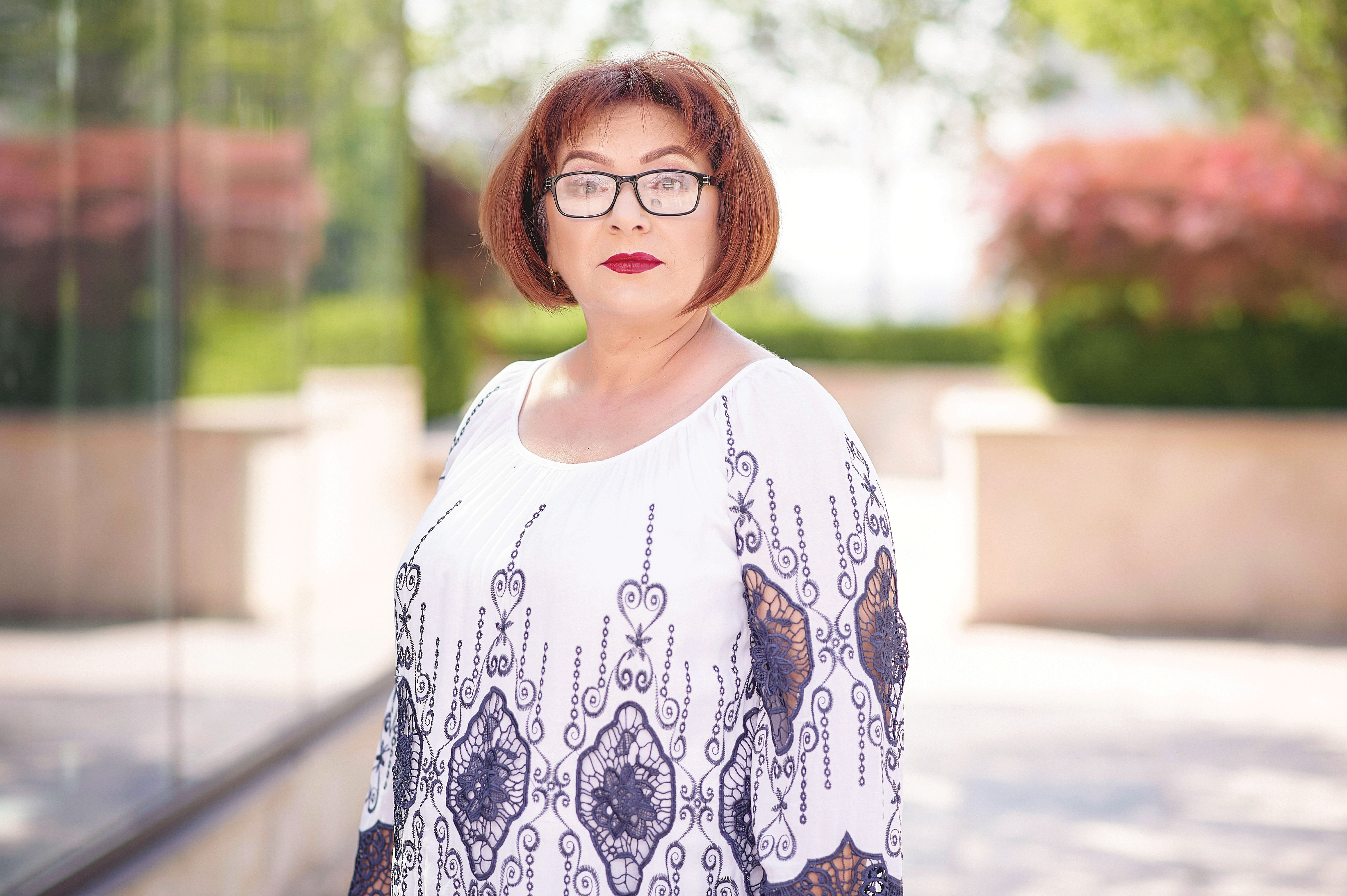 Povestea unei românce care a lăsat construcţiile pentru zacuscă. Ea a pornit de la zero o afacere care lucrează cu zeci de magazine din ţara noastră şi unde acum lucrează trei generaţii din familia ei