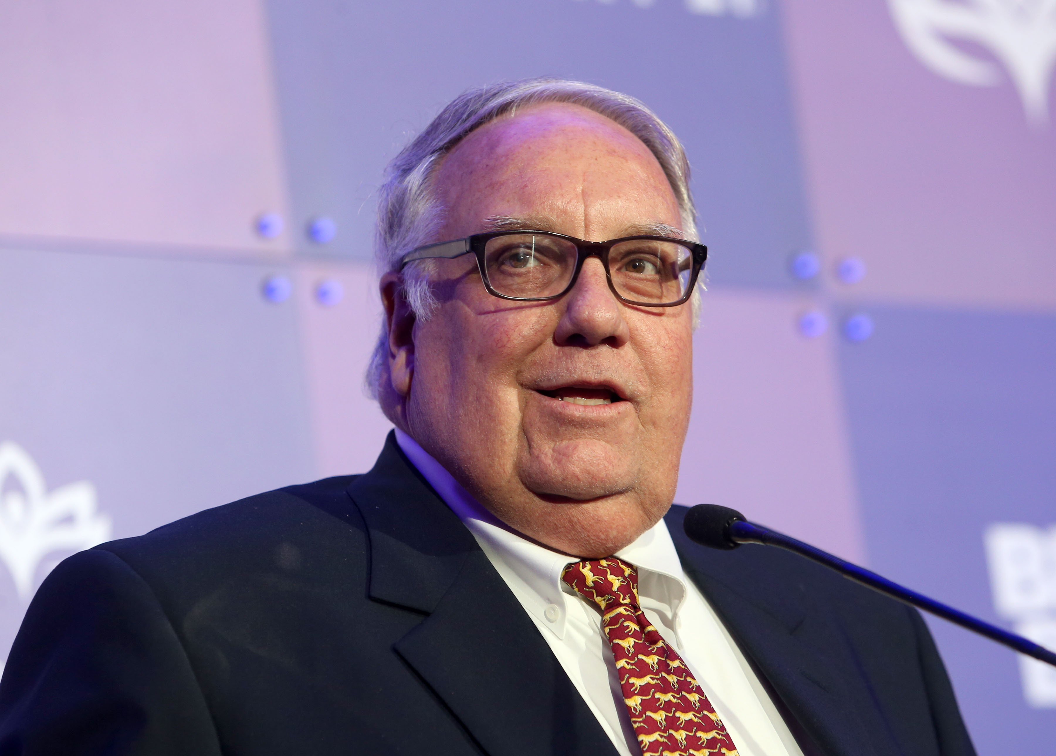 Rocadă la vârful Berkshire: Howard Buffett, fiul în vârstă de 71 de ani al legendarului investitor Warrenn Buffett, îi ia locul acestuia în funcţia de preşedinte al consiliului de administraţie Berkshire Hathaway