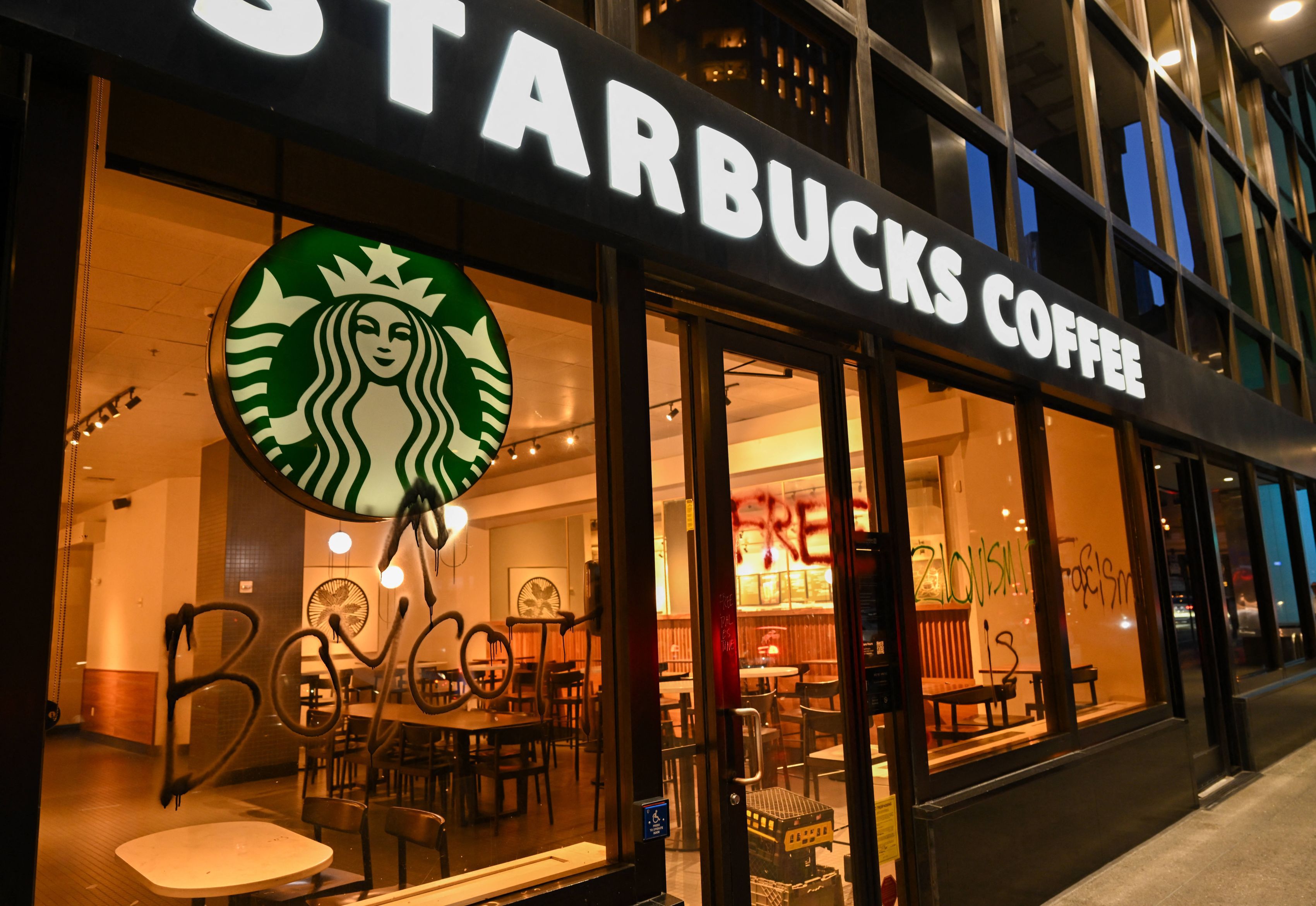 Starbucks se reinventează: Lanţul de cafenele pariază 1 mld. de dolari pe ideea că un ambient cu fotolii din piele, covoare şi cărţi cu coperţi cartonate poate aduce înapoi clienţii dispuşi să cumpere un latte de 6 dolari şi să rămână suficient de mult cât să mai comande unul