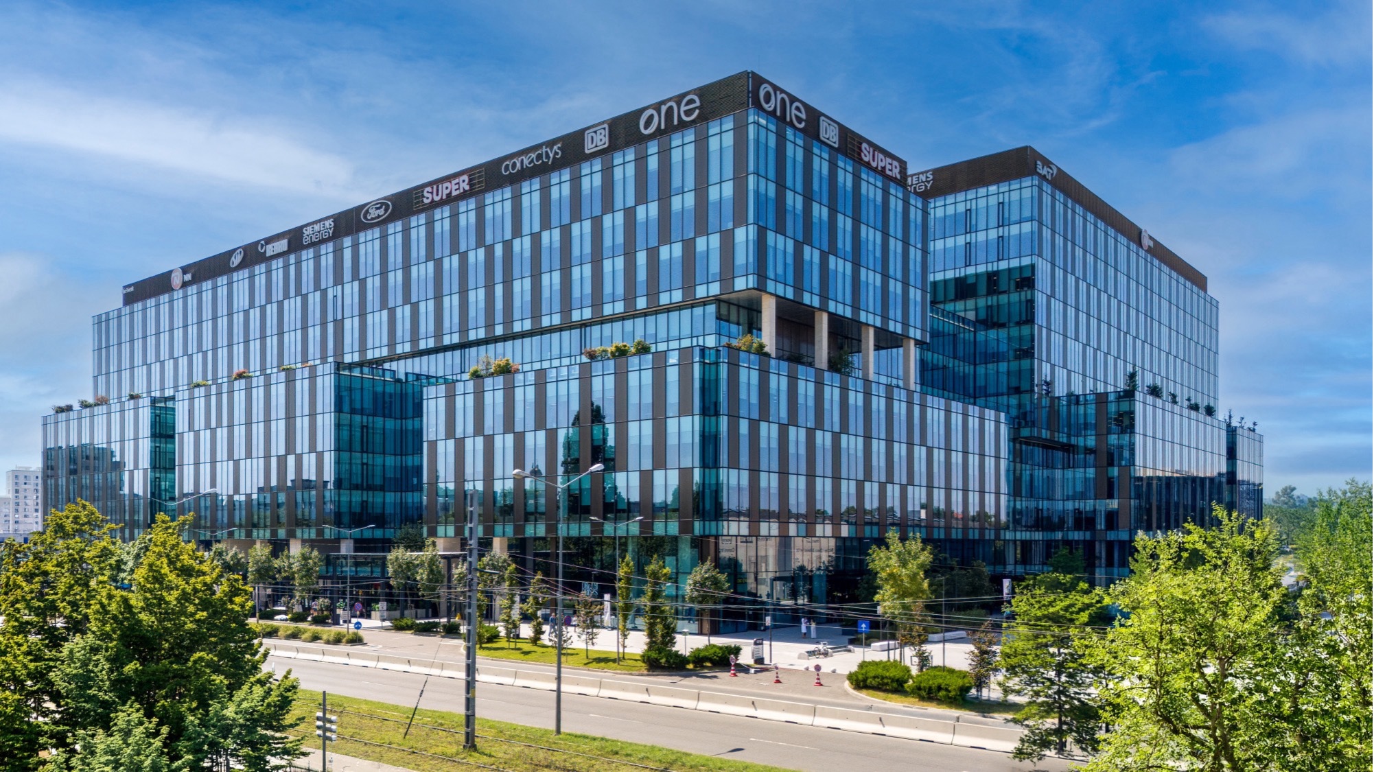 Dezvoltatorul imobiliar One United Properties anunță că portofoliul de birouri, de peste 140.000 mp, este contractat integral. Ținta pentru 2030 este de peste 300.000 mp, cu o valoare brută a activelor de peste 1 mld. euro și chirii anuale de 75 mil. euro