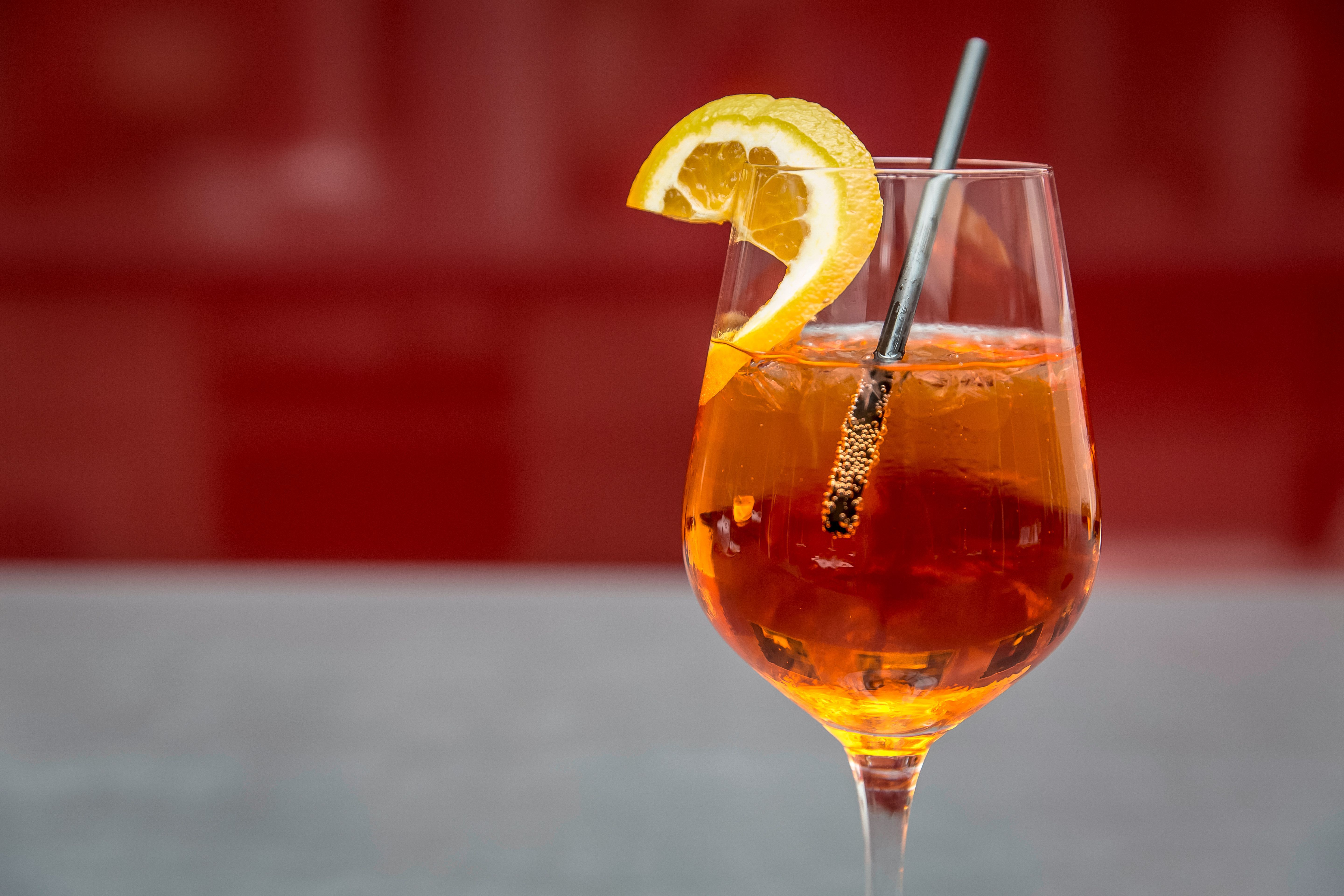 Povestea oamenilor care au creat una dintre cele mai cunoscute băuturi din lume. Cum au reuşit aceştia să construiască un adevărat imperiu în jurul ei?