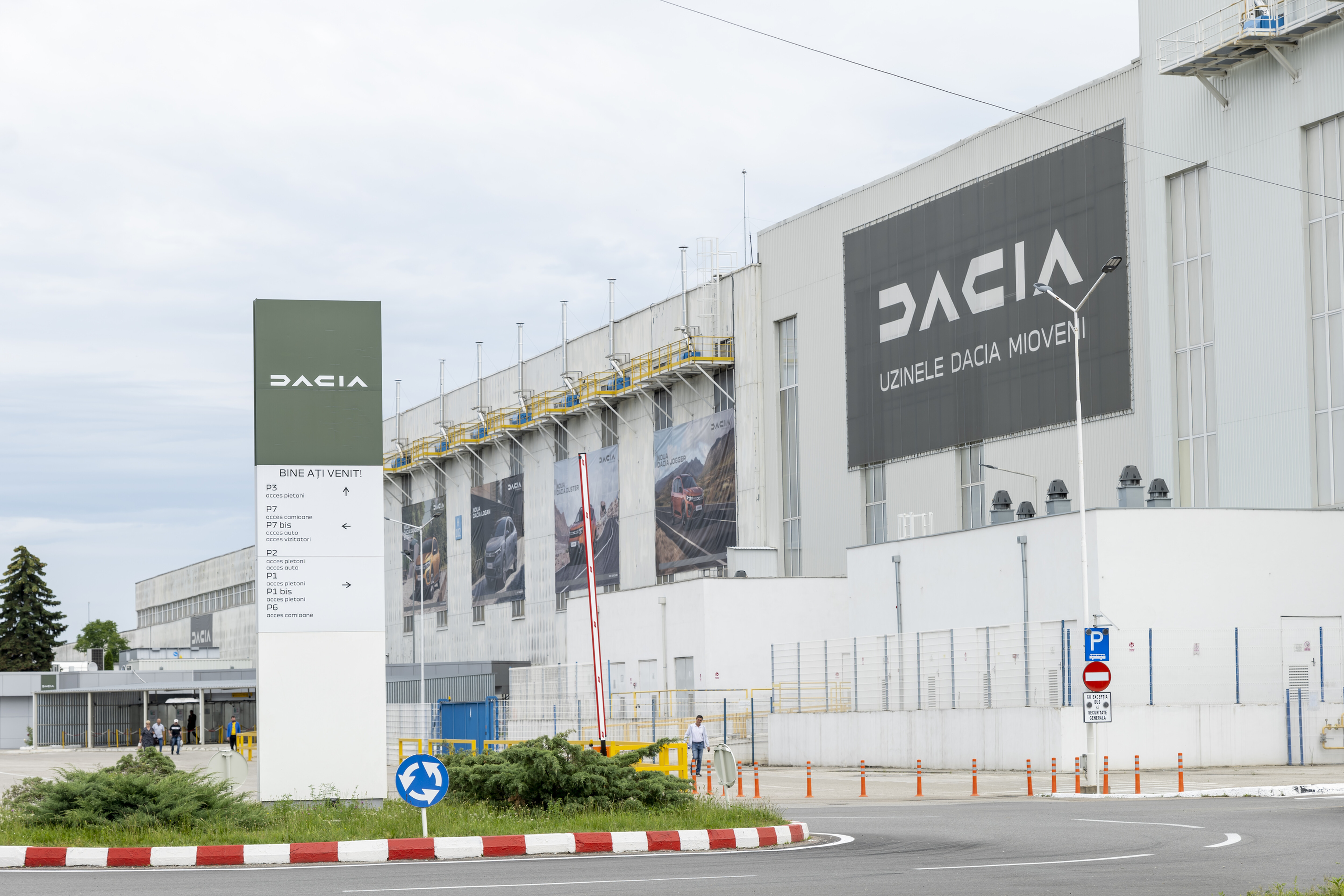 Dacia investeşte într-o centrală fotovoltaică care va acoperi 8% din necesarul de energie al uzinei de la Mioveni. Valoarea totală a proiectului este de 58 mil.lei, din care 10 mil.lei fonduri europene