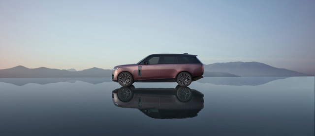 După Rolls Royce, Bentley și MINI, acum și Range Rover vine cu prima versiune electrică: 550 CP, 600 de kilometri autonomie și o baterie de 118,5 kWh care se încarcă de la 10% la 80% în 22 de minute