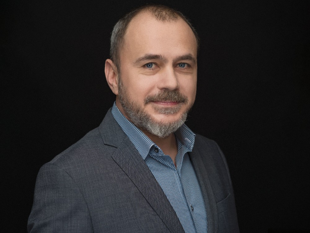 Un om, zece CEO