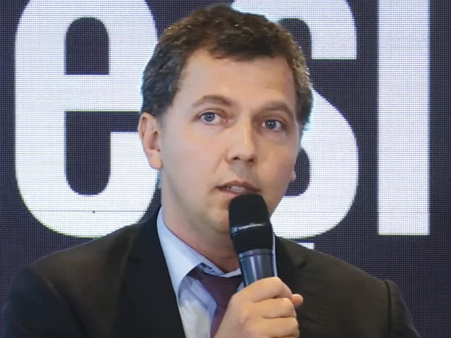 Niciun pas înapoi: Economiştii trag un semnal de alarmă şi avertizează că lupta pentru corectarea dezechilibrelor macro şi redresarea economiei n-are voie să ia pauză. „Deficitul rămâne o problemă, dobânzile vor creşte în continuare, iar pieţele stau cu arma la picior” VIDEO